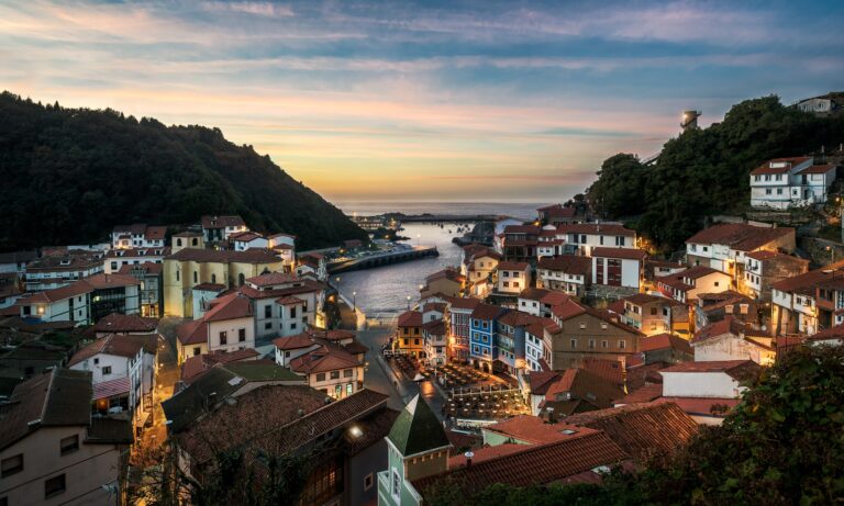 Hermosa vista del pueblo costero asturiano de Cudillero, durante la puesta de sol.