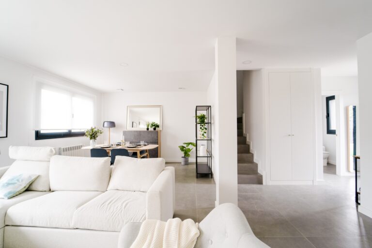 Vista del salón y escaleras de la segunda planta