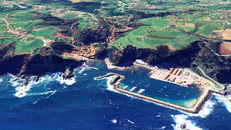 Vista aérea del pueblo de Cudillero y sus alrededores