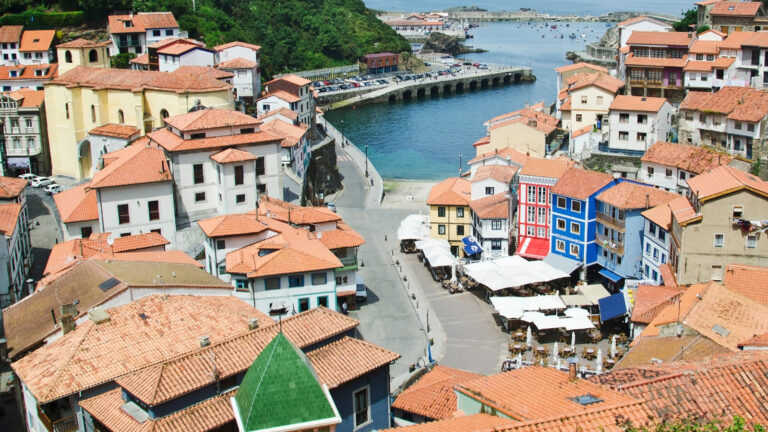Vista de las casa de Cudillero con el mar al fondo