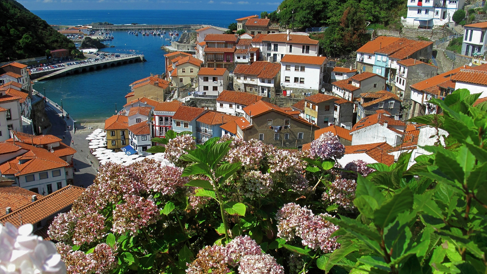 Vista sobre el pueblo de Cudillero desde un mirador