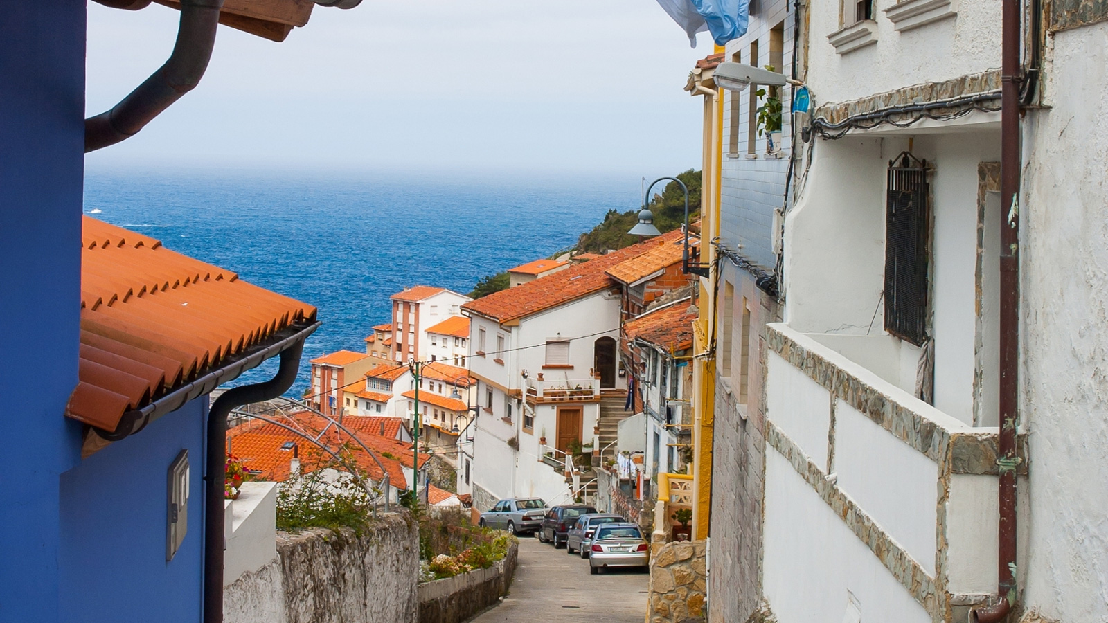 Vista de una calle de Cudillero con el mar al fondo