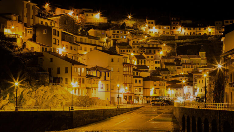 Vista nocturna del pueblo de Cudillero