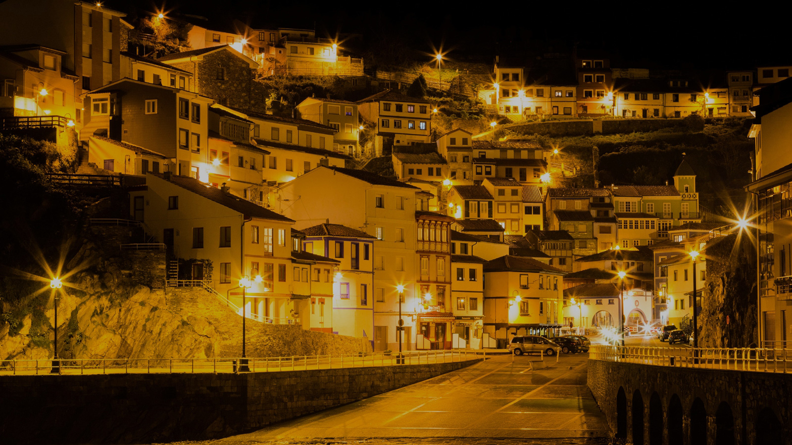 Vista nocturna de Cudillero con las farolas encendidas