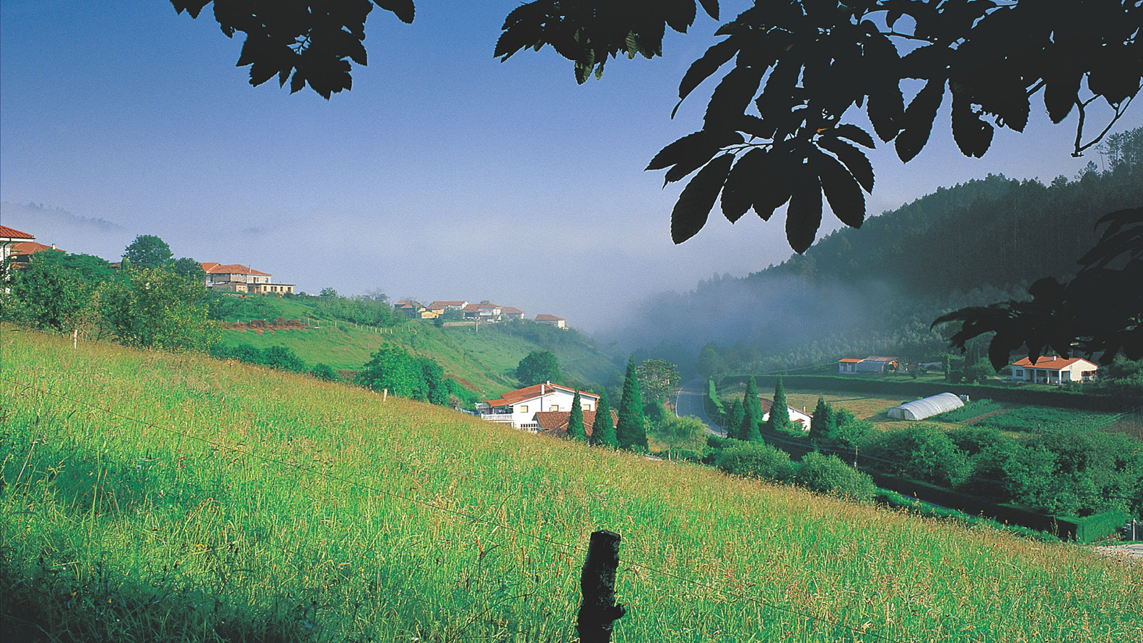 Vista de las montañas de los alrededores de Cudillero con bruma