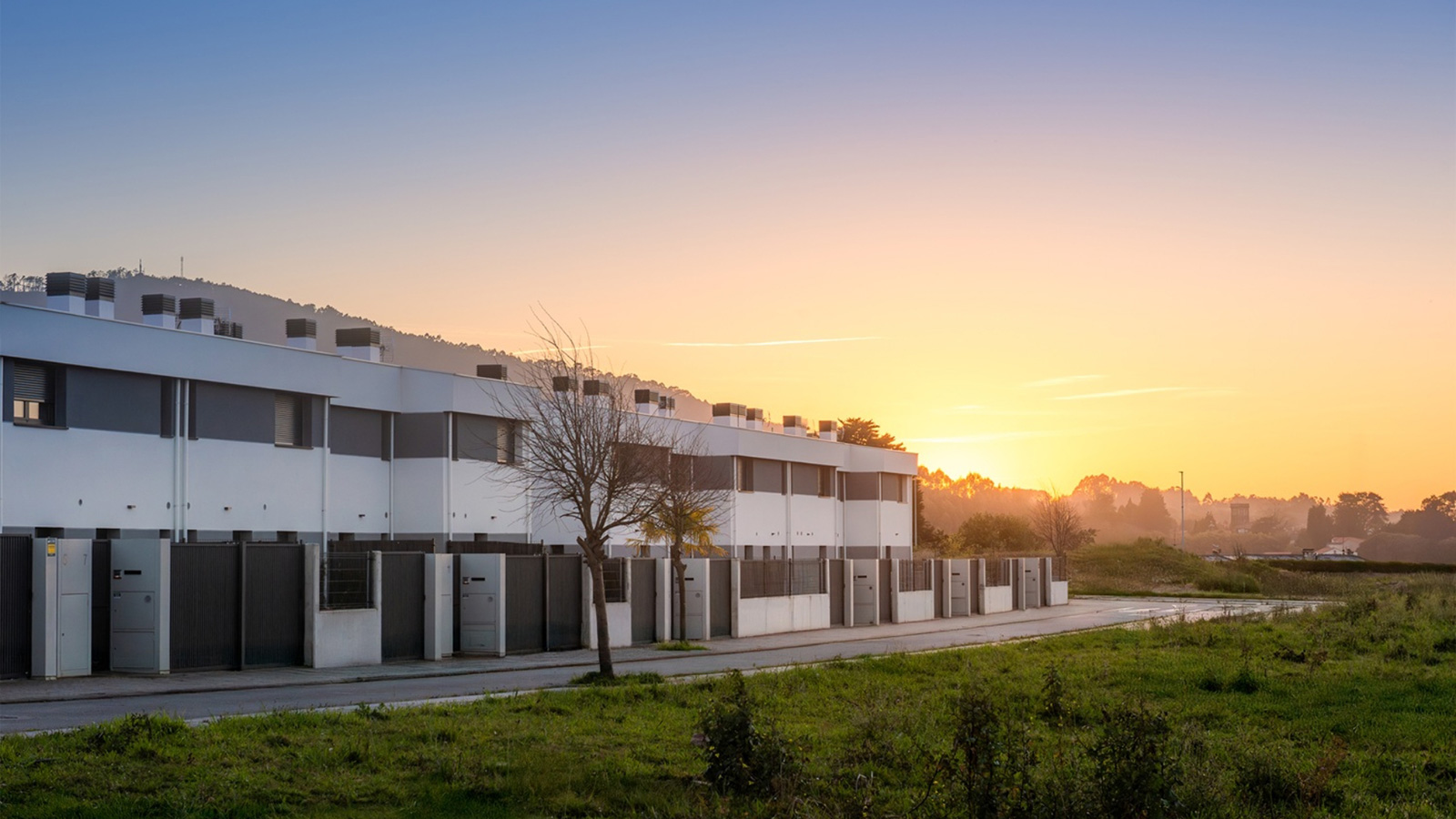 Vista del residencial El Texu de Cudillero al atardecer