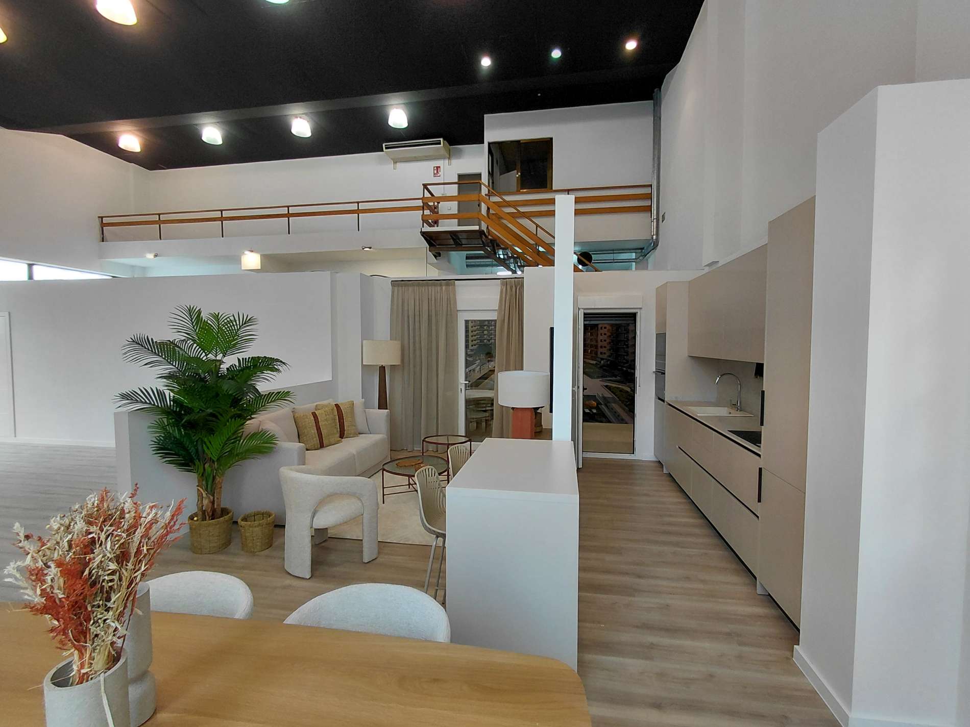 Showroom en Pintor Portela, 60, esquina Calle Huerto